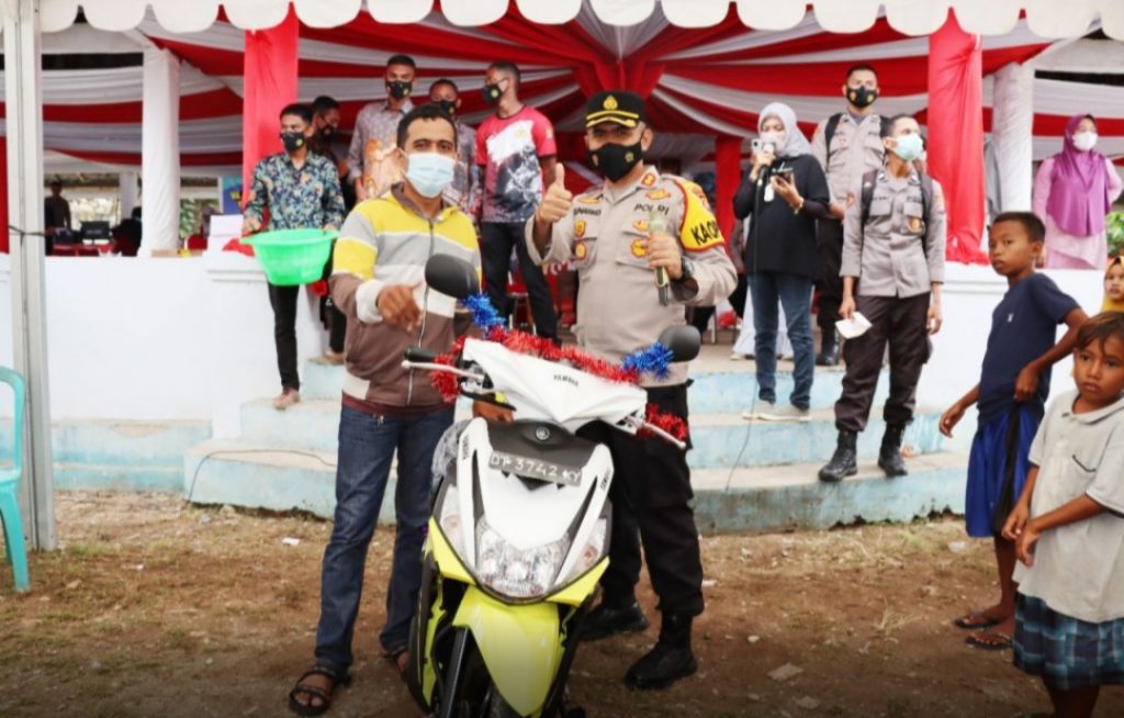 Rezeki Nomplok, Dua Warga Buton Dapat Hadiah Motor