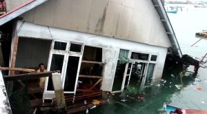 Cuaca buruk, 8 rumah warga Di Wakatobi Roboh Jatuh ke Laut dan 4 Rumah Ditimpa Pohon Tumbang