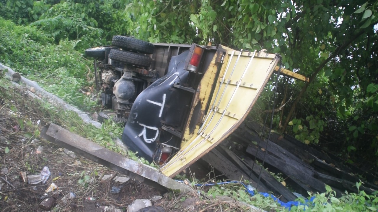 Tabrak Pembatas Jalan, Mobil Truk Muat Kayu Ilegal Jatuh Ke Jurang
