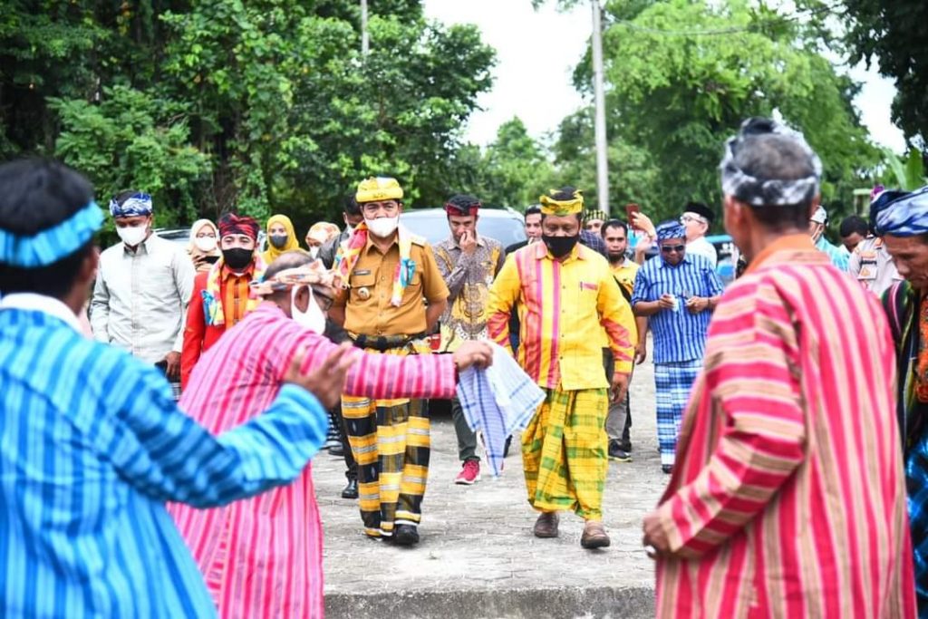 Hadiri Pesta Adat di Suandaĺa Bupati La Bakry Kembali Ingatkan Warga untuk Divaksin