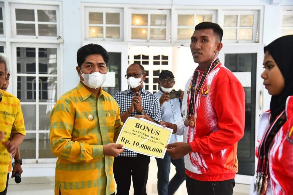 Juara saat Berlaga di PON XX Papua, Lima Atlet Buton dapat Bonus