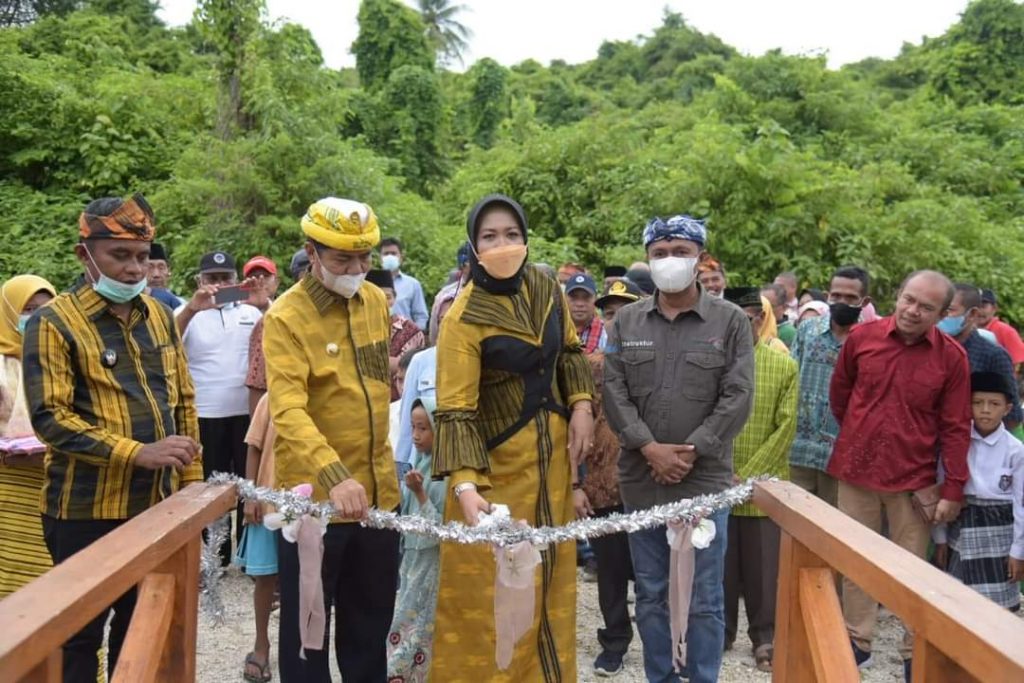 Bupati Buton Resmikan Jembatan Boardwalk Pantai Lahonduru