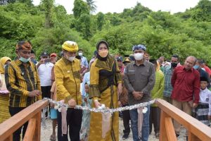 Bupati Buton Resmikan Jembatan Boardwalk Pantai Lahonduru