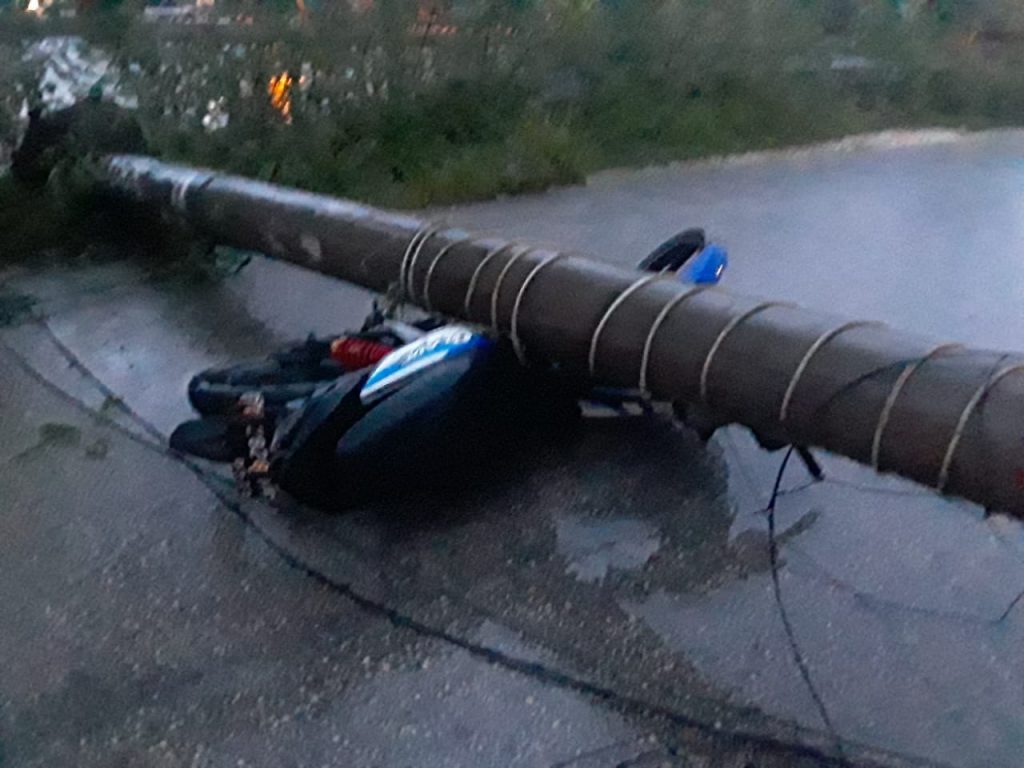 Tiang Listrik Ambruk Timpa Pengendara Motor Dan Kios Di Kotamara