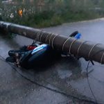 Tiang Listrik Ambruk Timpa Pengendara Motor Dan Kios Di Kotamara