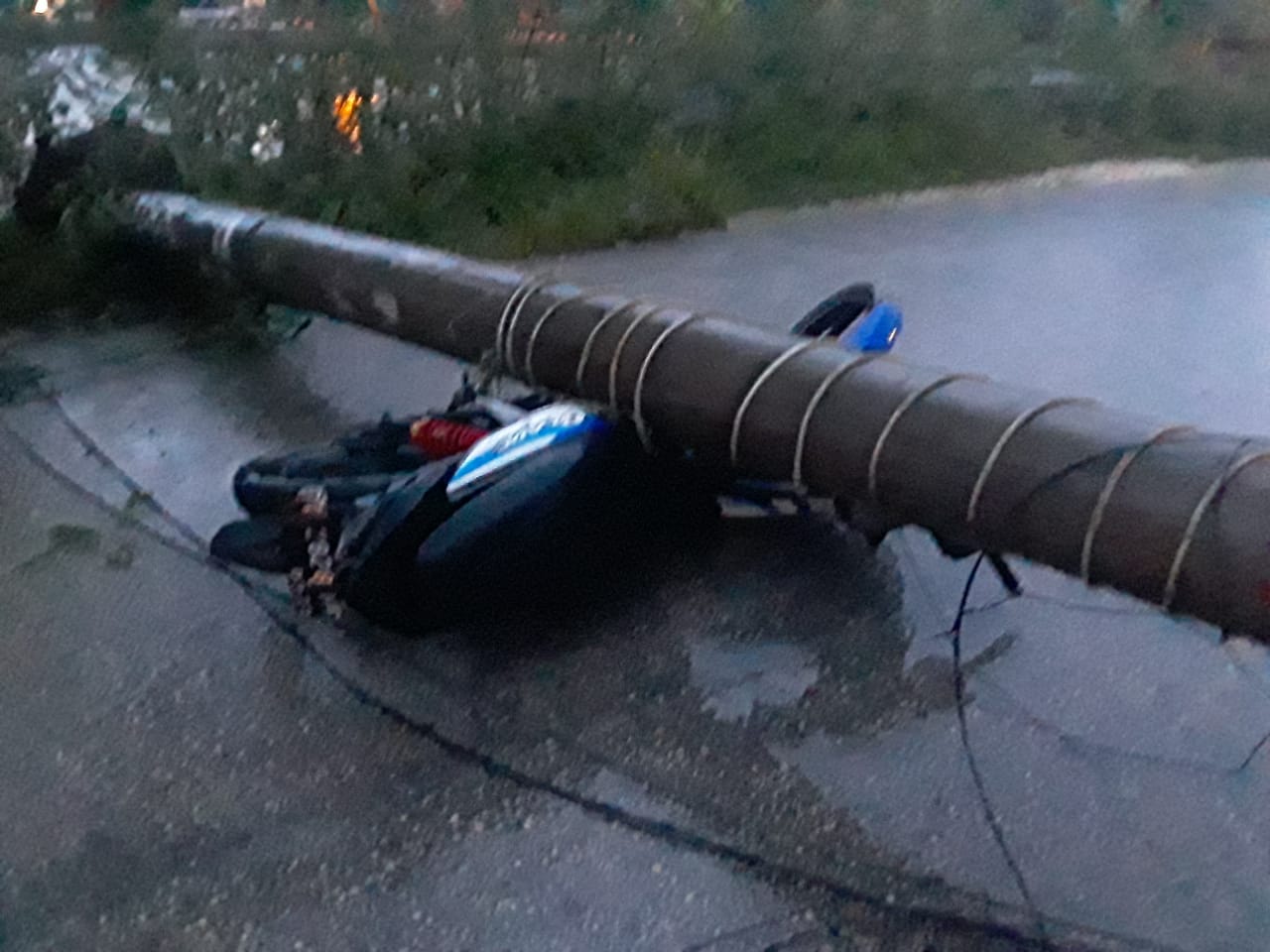 Tiang Listrik Ambruk Timpa Pengendara Motor Dan Kios Di Kotamara