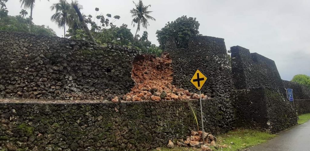 Cuaca Ekstrem, Benteng Keraton Buton Longsor Tertimpa Pohon Kelapa