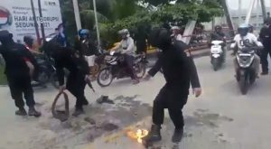 Seorang Pemuda Tewas Kena Tikaman, Warga Marah dan Blokade Jalan Jembatan Gantung