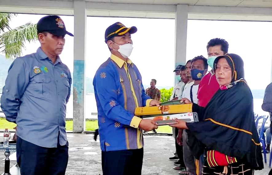 Bupati Buton Serahkan Bantuan Sarana Usaha Perikanan