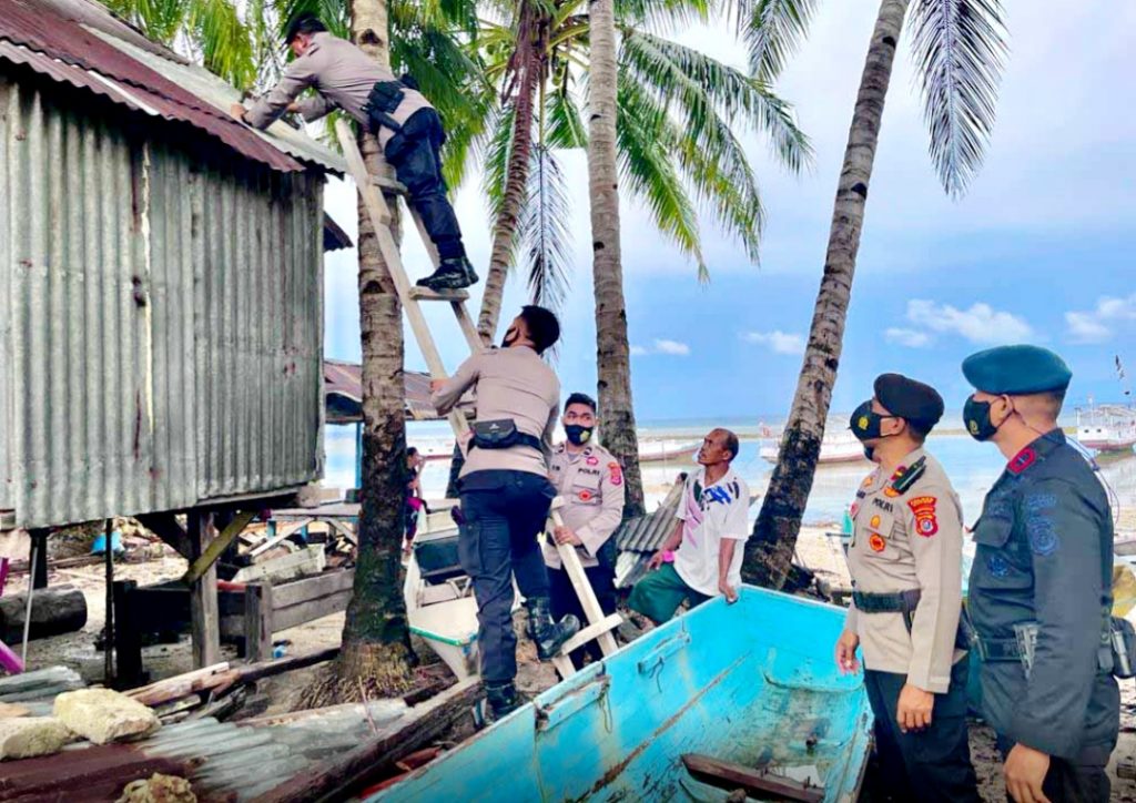 Sejumlah Personil Bantu Korban Bencana Alam Puting Beliung di Buton Selatan