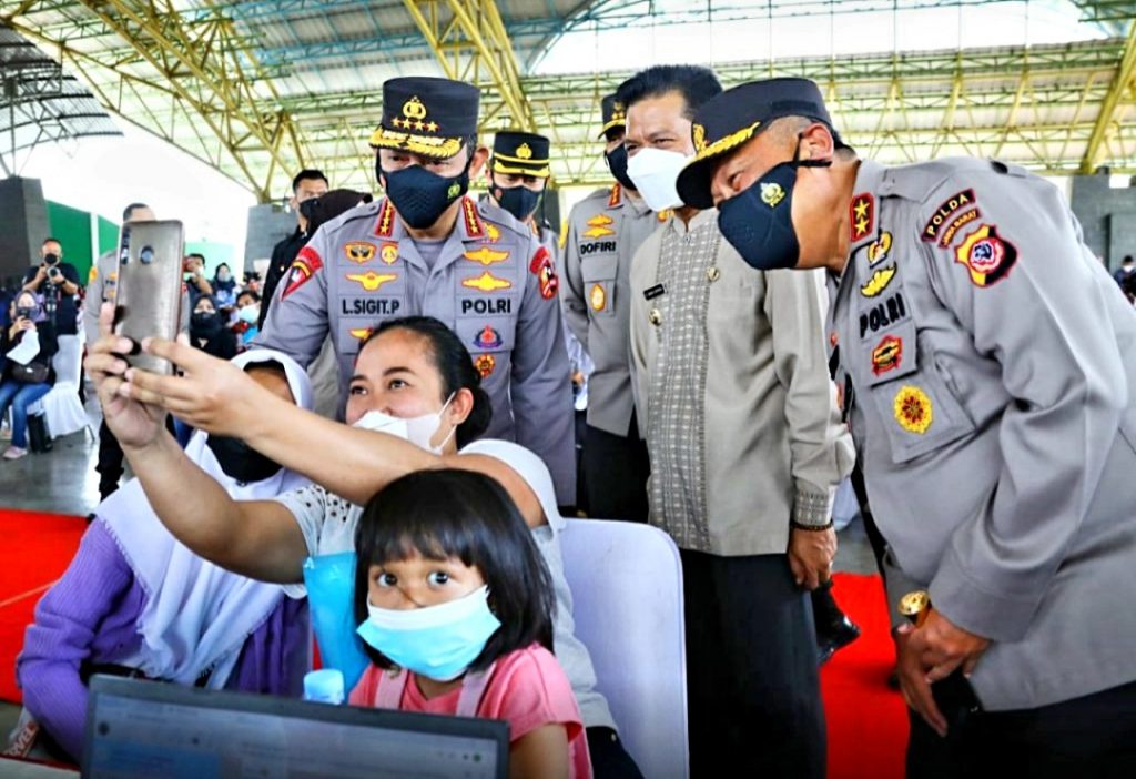 Tinjau Vaksinasi Serentak se-Indonesia, Kapolri Ingatkan Syarat Wajib Laksanakan PTM 100 Persen