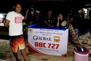 Anggota Reskrim Polsek Pasarwajo Bagikan Gerobak Jualan untuk Warga Terdampak Covid 19