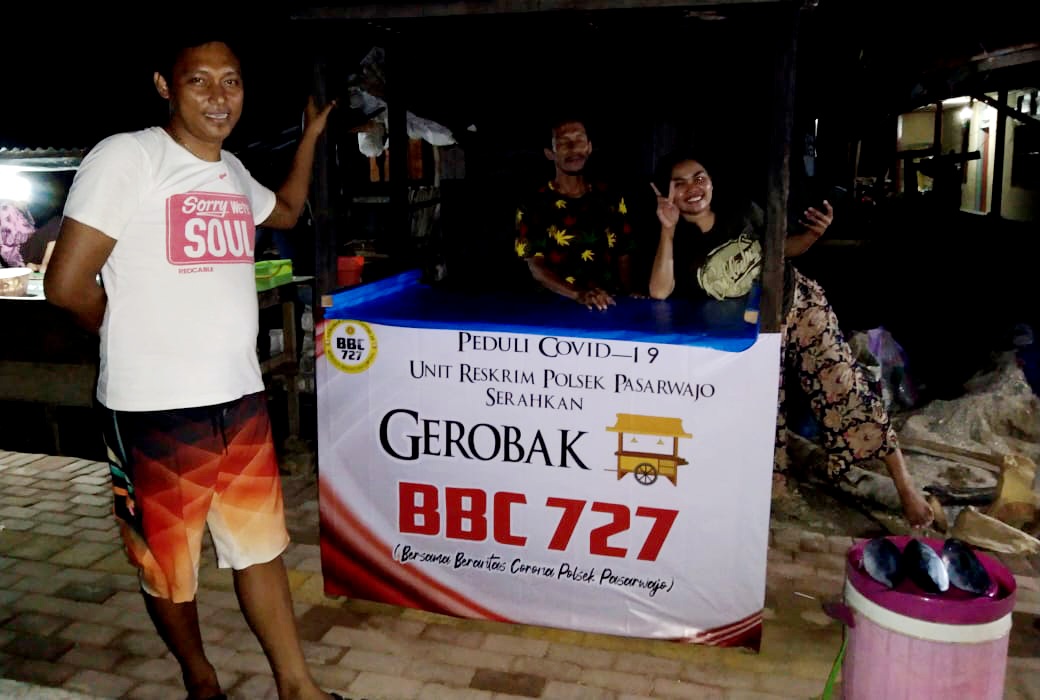 Anggota Reskrim Polsek Pasarwajo Bagikan Gerobak Jualan untuk Warga Terdampak Covid 19