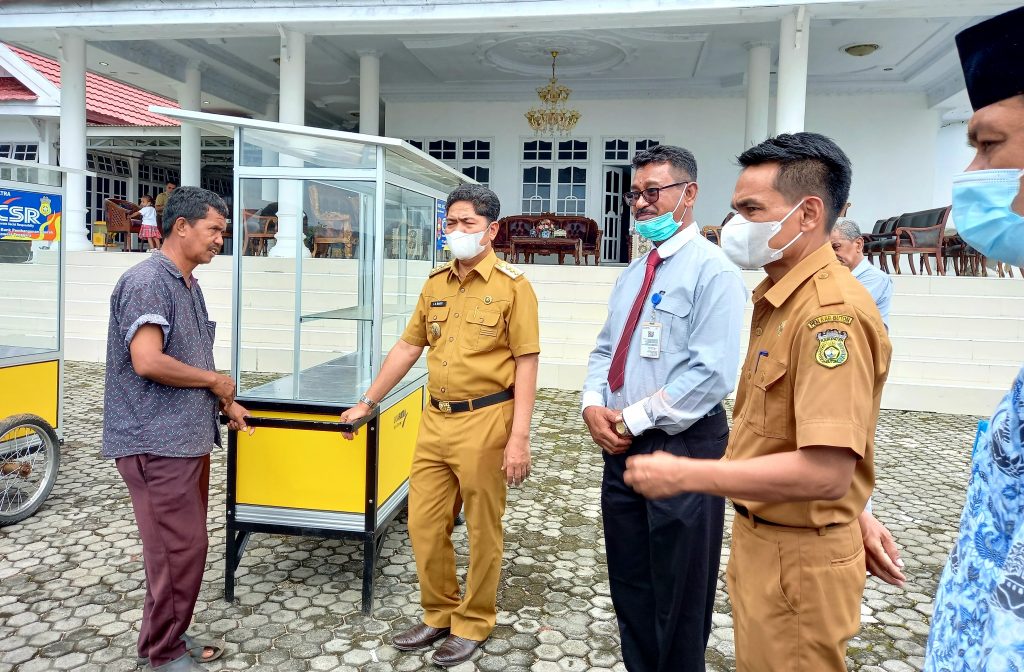 Tata Ibukota, Bupati La Bakry Seragamkan Gerobak Penjual di Letter Buton