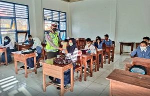 Satlantas Buton Sosialisasi Kamseltibcar dan Prokes Lewat Police Go to School