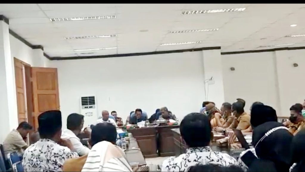 Ratusan Guru di Buton Protes Pemotongan Dana Sertifikasi