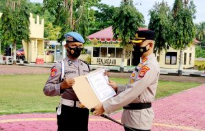 Briptu Sudarfi Diganjar Penghargaan Polisi Teladan