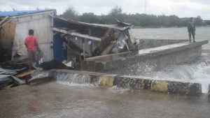 Sebuah Warung di Pelabuhan Jembatan Batu Baubau Hancur Diterjang Ombak