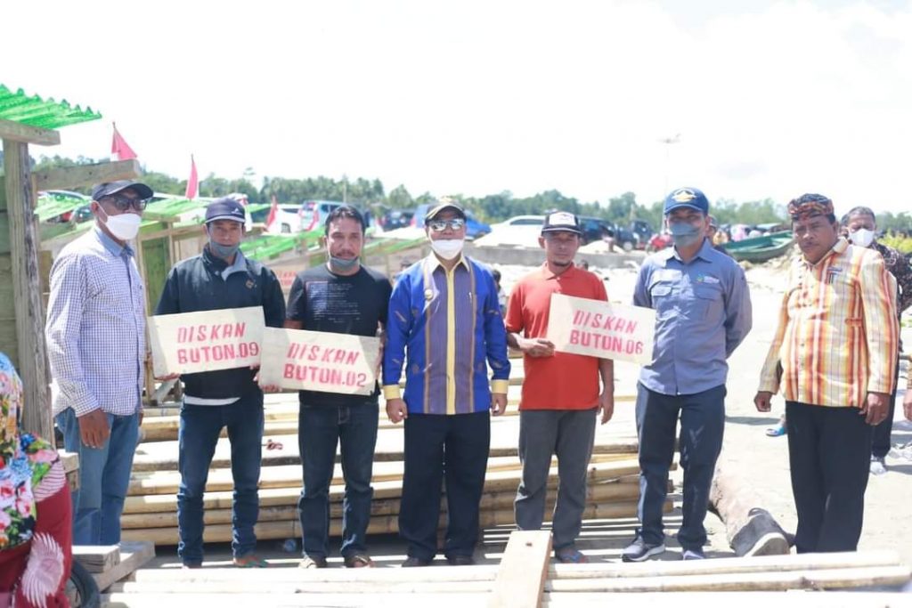 Bantu Tingkatkan Pendapatan Nelayan, Bupati Serahkan Bantuan Rumpon Laut Dalam