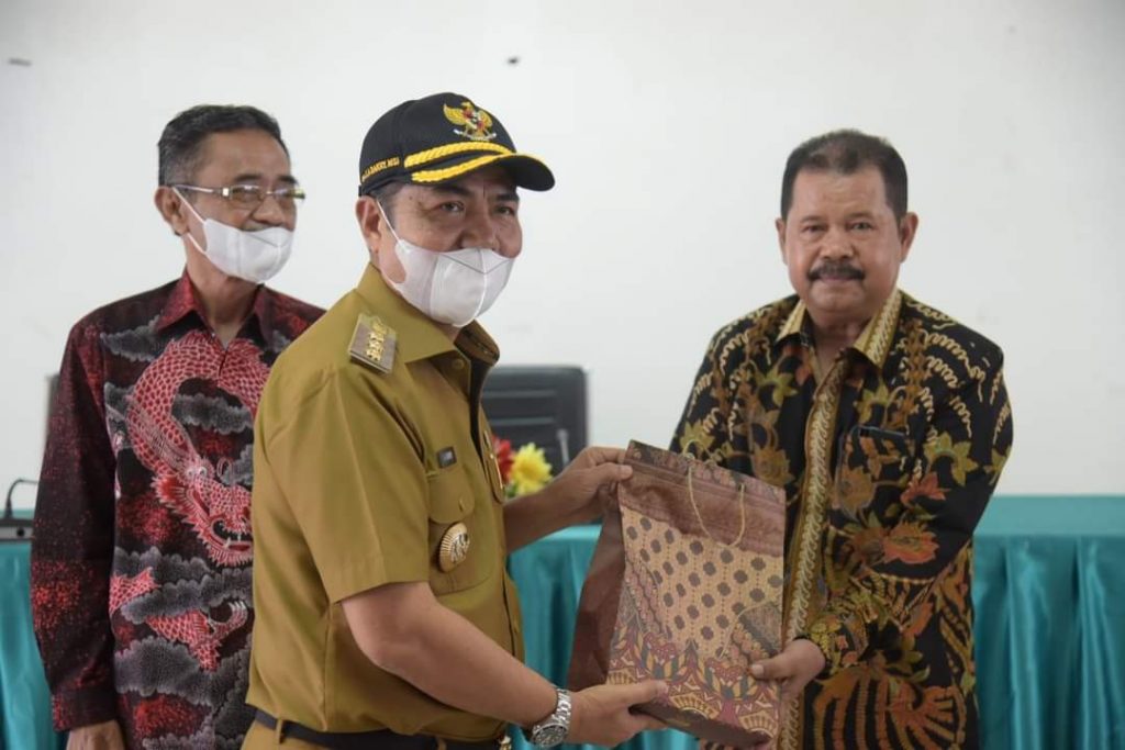 Bupati Buton Lepas Dua Pejabat Purna Bhakti