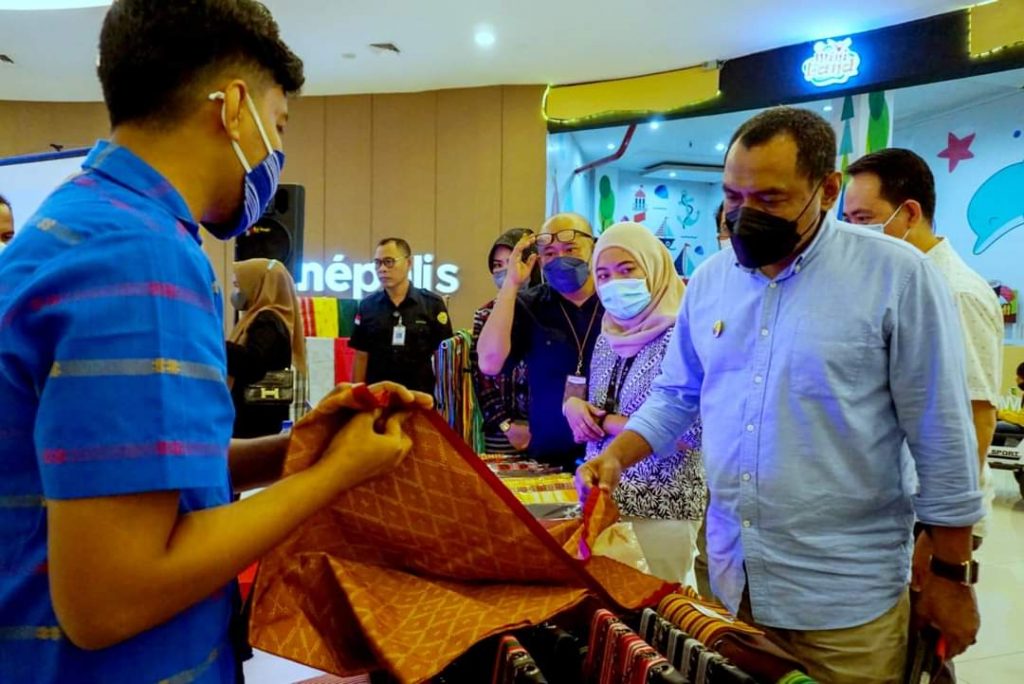 Laode Ahmad Monianse Buka Kegiatan Literasi Keuangan dan Bazar UMKM