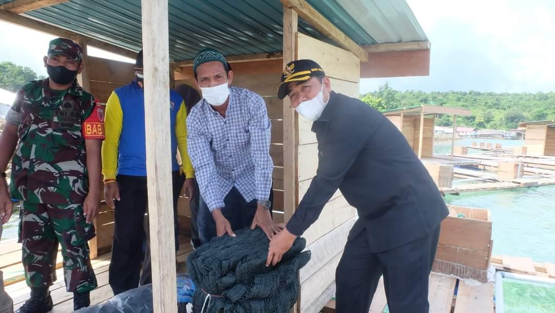 Bupati Buton Serahkan 5 Kerambah Jaring Apung di Kapontori