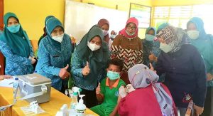 Ketua TP PKK Kota Baubau Kunjungi Sejumlah Lokasi Pelaksanaan Vaksinasi Usia 6-11 Tahun