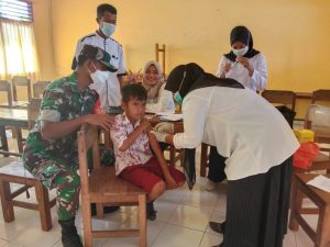 Kodim 1413 Buton Pantau Vaksinasi Siswa SD di Wakatobi