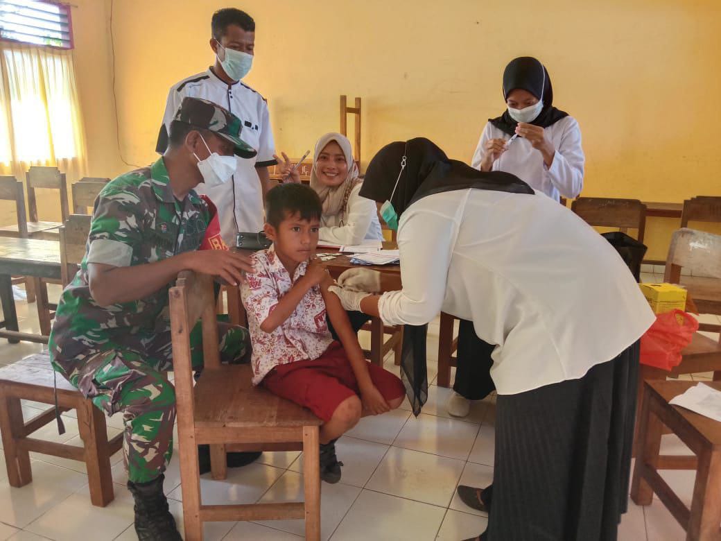 Kodim 1413 Buton Pantau Vaksinasi Siswa SD di Wakatobi