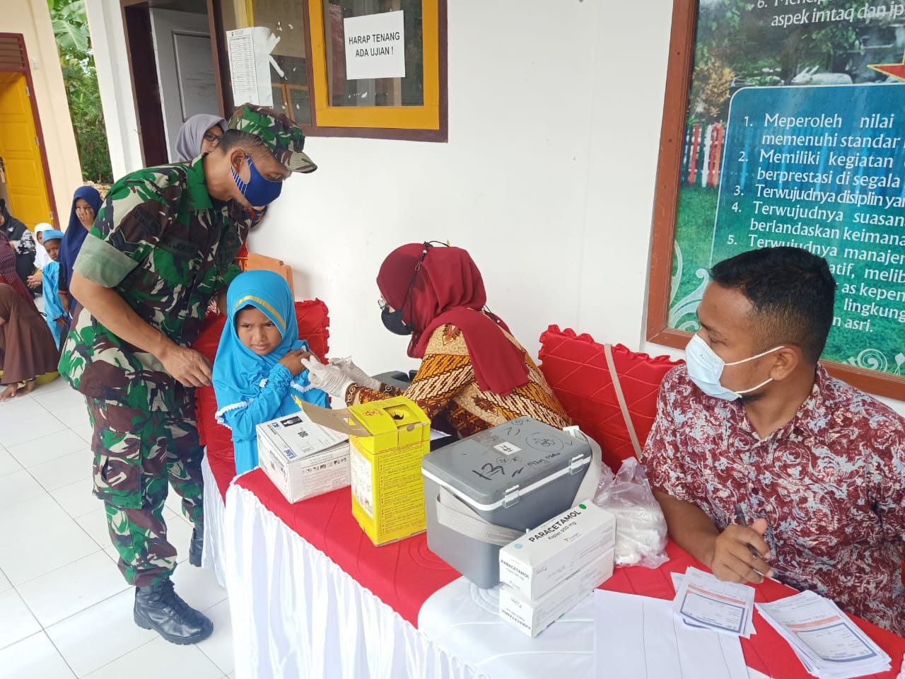 Kodim 1413 Buton Pantau Vaksinasi di di Bombana dan Wakatobi