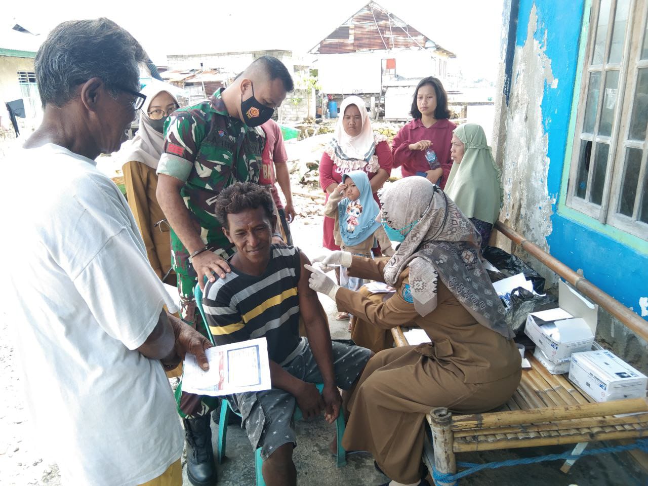 Anggota Kodim 1413 Buton Pantau Pelaksanaan Vaksinasi Covid di Wakatobi