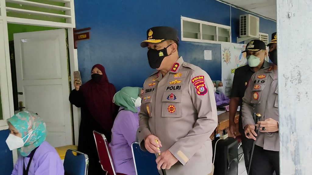 Kapolda Sultra Pantau Langsung Vaksinasi Massal di Kota Baubau