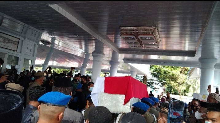 Tiba di Baubau, Jenazah AS Tamrin Disambut Ratusan Warga dan Pelajar