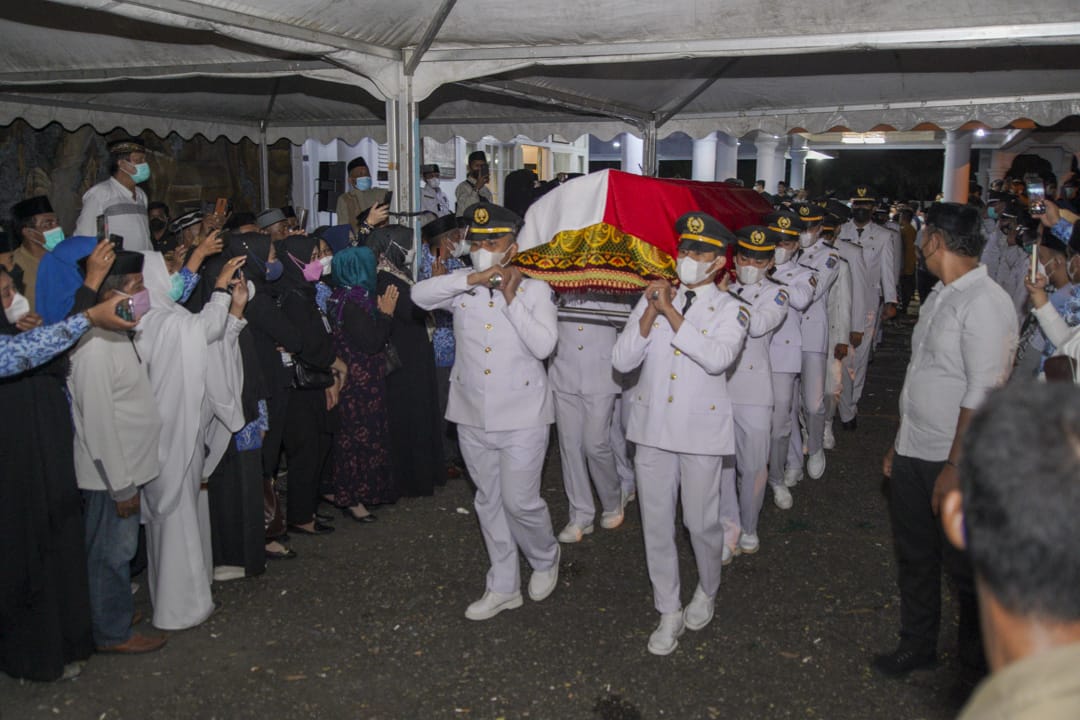 Ali Mazi Pimpin Upacara Pelepasan Jenazah Walikota Baubau