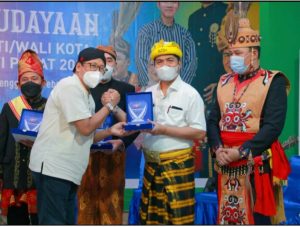 Bupati Buton Terima Plakat dari PWI Pusat