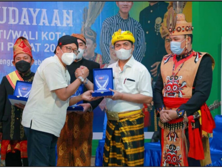Bupati Buton Terima Plakat dari PWI Pusat