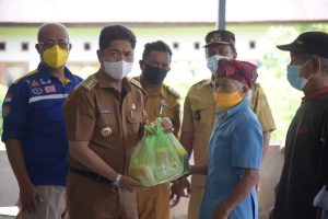 Serahkan Bantuan ke Lansia, Bupati Buton Himbau Lansia Terapkan Prokes
