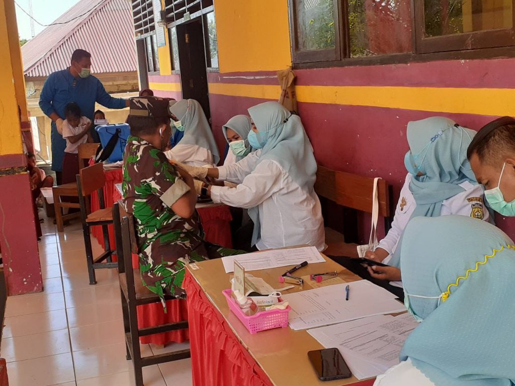Anggota TNI Pantau Pelaksanaan Vaksinasi 268  Siswa SD