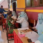 Anggota TNI Pantau Pelaksanaan Vaksinasi 268  Siswa SD