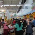 Puluhan Ibu-ibu di Baubau Berebutan Minyak Goreng di Hypermart