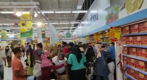 Puluhan Ibu-ibu di Baubau Berebutan Minyak Goreng di Hypermart