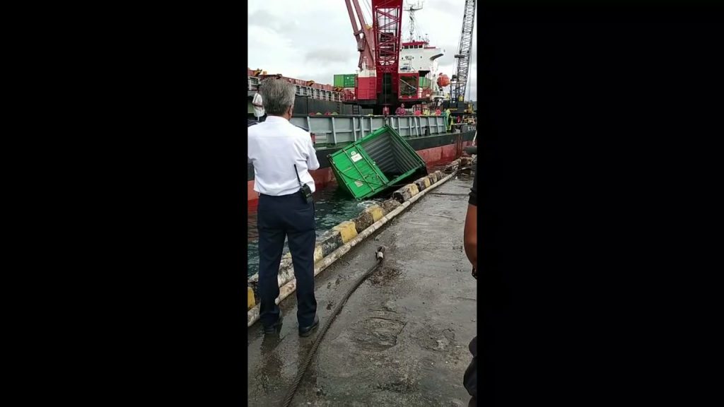 Diduga Keteledoran Sopir, Sebuah Peti Kemas Jatuh Kecebur ke Laut di Pelabuhan Murhum