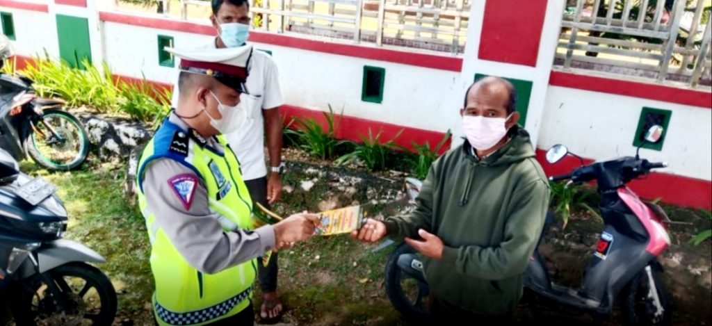 Hari Pertama Operasi Keselamatan, Satlantas Polres Buton Bagikan Brosur Dan Masker