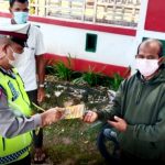 Hari Pertama Operasi Keselamatan, Satlantas Polres Buton Bagikan Brosur Dan Masker
