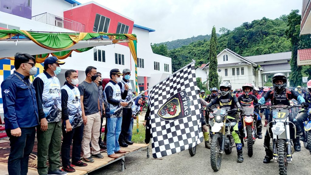 Bupati lepas 120 Rider peserta One Day Trail Adventure Explore Buton Part 1
