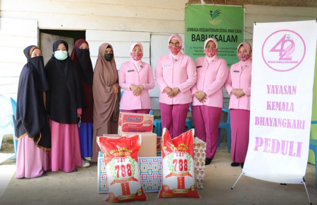 HUT YKB Ke 42, Kapolres Bersama Ketua Bhayangkari Bagikan Sembako