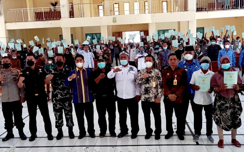 Bupati Buton Serahkan 1500 Sertifikat Tanah Kepada Masyarakat