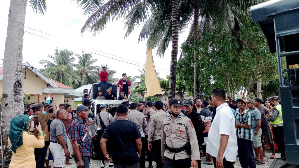 Tuntut Hak Atas Kepemilikan Destinasi Wisata Lahonduru Masyarakat Adat Wabula Lakukan Aksi Demo