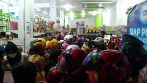 Ratusan Warga Baubau Berdesakan dan Mengantri saat Beli Minyak Goreng