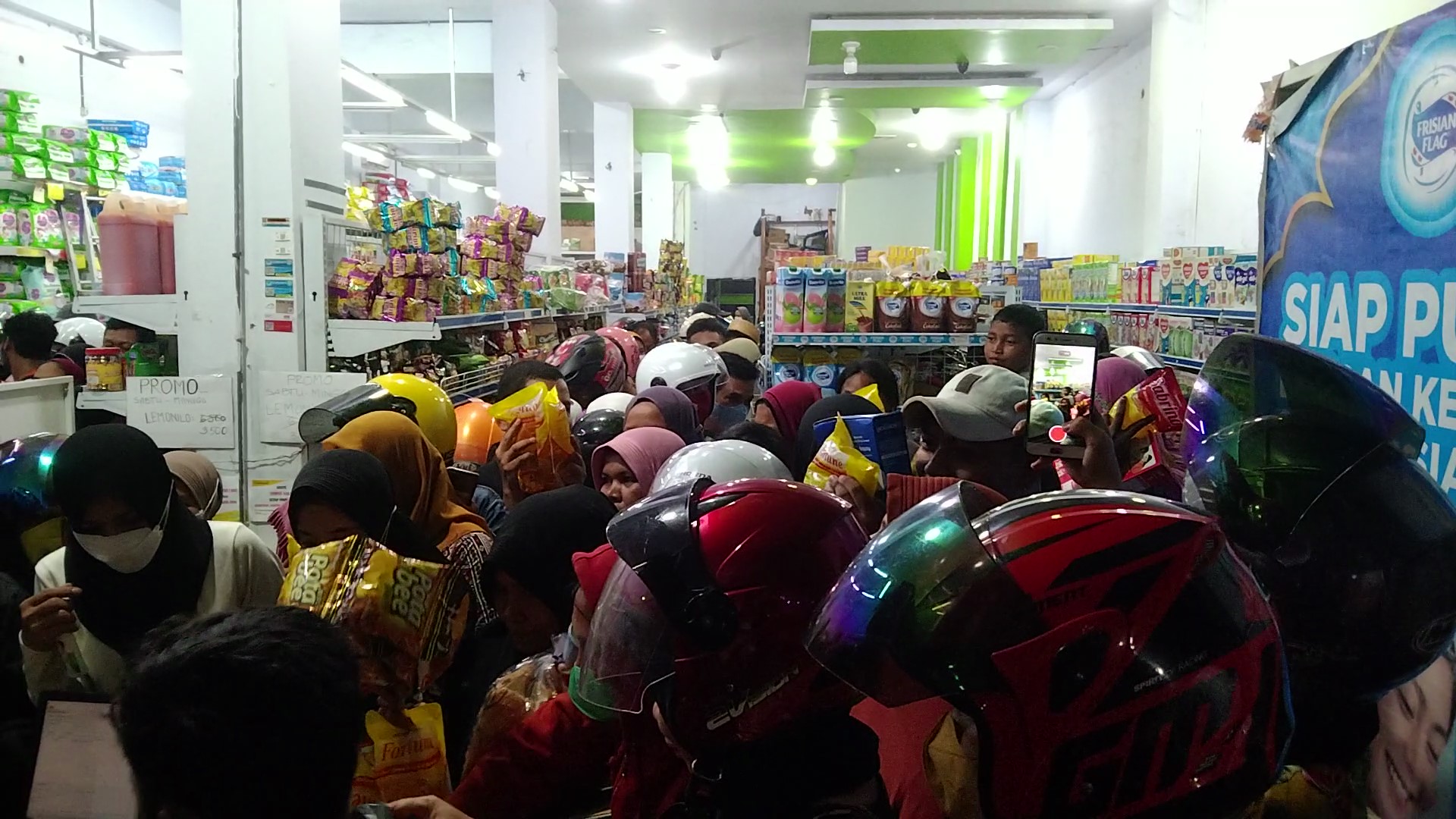 Ratusan Warga Baubau Berdesakan dan Mengantri saat Beli Minyak Goreng